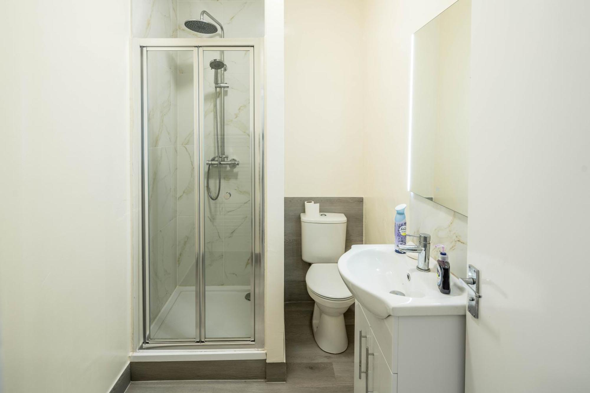 Free Parking, 2 Beds,Close To Train Station Bedford Extérieur photo